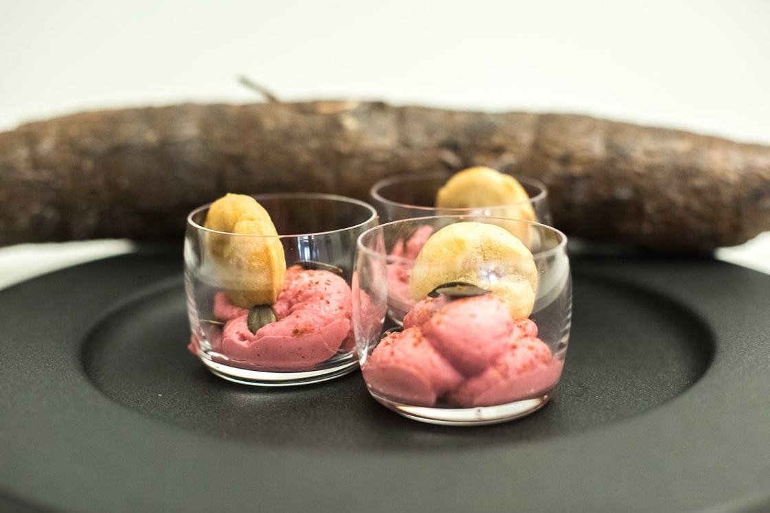Verrines de sorbet à la banane plantain posées devant une racine de manioc
