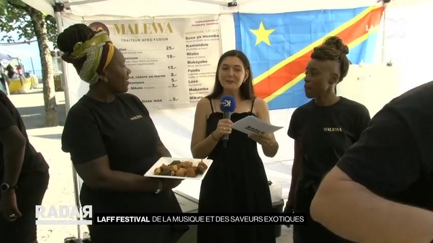 Une journaliste de La Télé interroge deux membres de l'équipe Malewa devant leur stand, au LAFF Festival