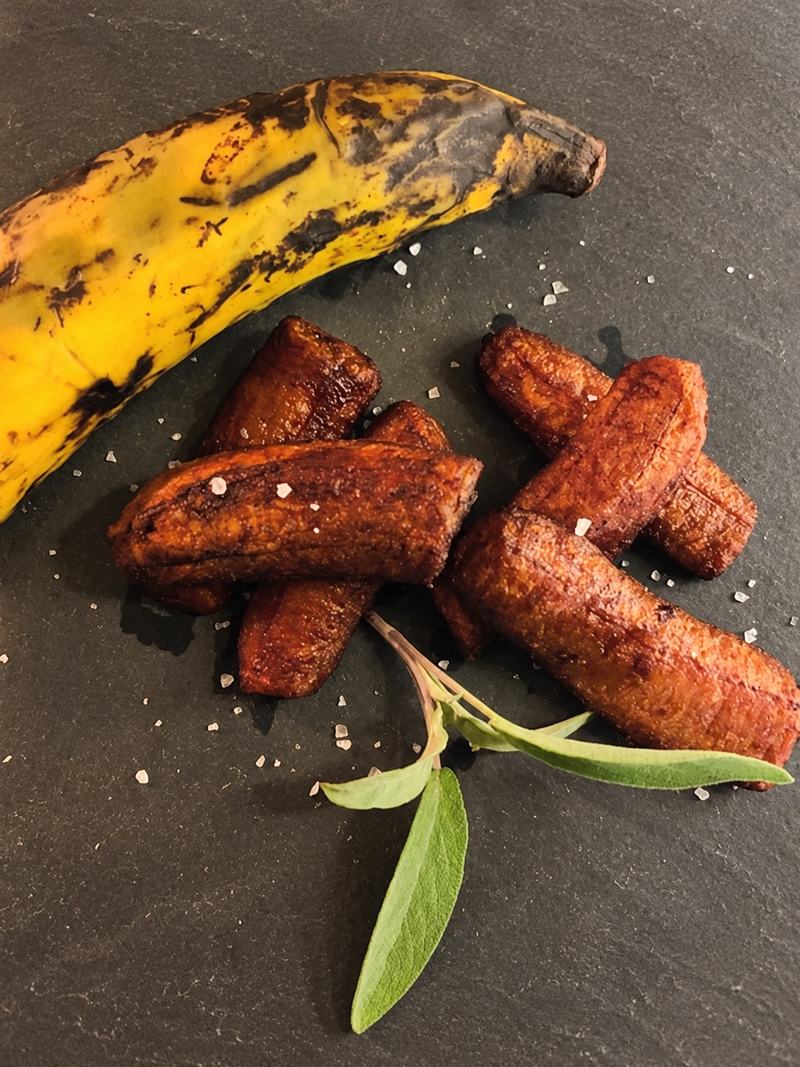 Banane plantain frite sur une ardoise