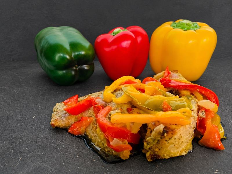 Tilapia frit aux poivrons verts, rouges et jaunes